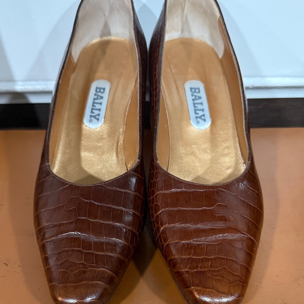 ! Vintage Bally leather pumps. Brown leather embossed with crocodile pattern